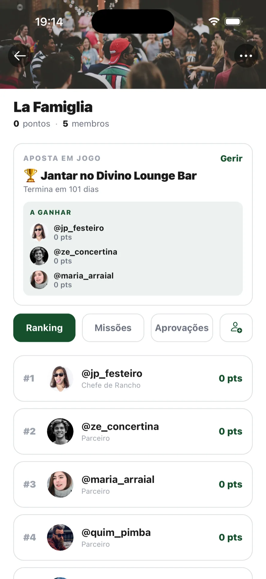 Interior de um rancho na app, com membros e festas